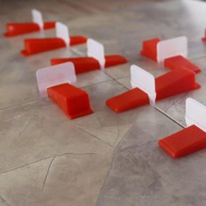 Plaatide tasandamise süsteemi klambrid ja kiilud